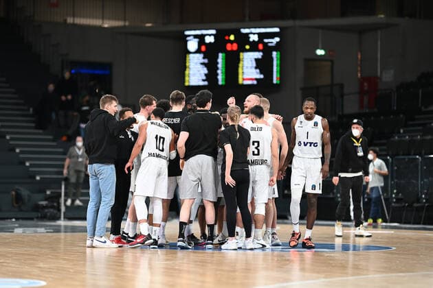 Basketball I Herren I Saison 2021-2022 I EuroCup I Gruppe A I Hamburg Towers - Turk Telekom Ankara I 11.01.2022 Zufriedene Gesichter nach dem Spiel, Jubel nach dem Sieg, Sieg Hamburg Towers gegen Turk Telekom Ankara Hamburg-Wilhelmsburg edel-optics.de Arena Hamburg Deutschland Copyright: xLobeca Schlikisx