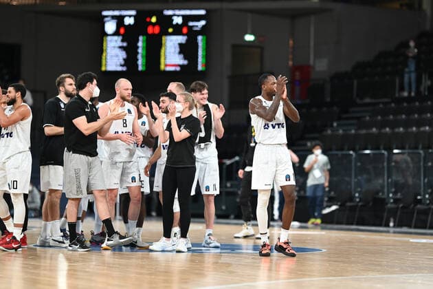Basketball I Herren I Saison 2021-2022 I EuroCup I Gruppe A I Hamburg Towers - Turk Telekom Ankara I 11.01.2022 Zufriedene Gesichter nach dem Spiel, Jubel nach dem Sieg, Sieg Hamburg Towers gegen Turk Telekom Ankara Hamburg-Wilhelmsburg edel-optics.de Arena Hamburg Deutschland Copyright: xLobeca Schlikisx
