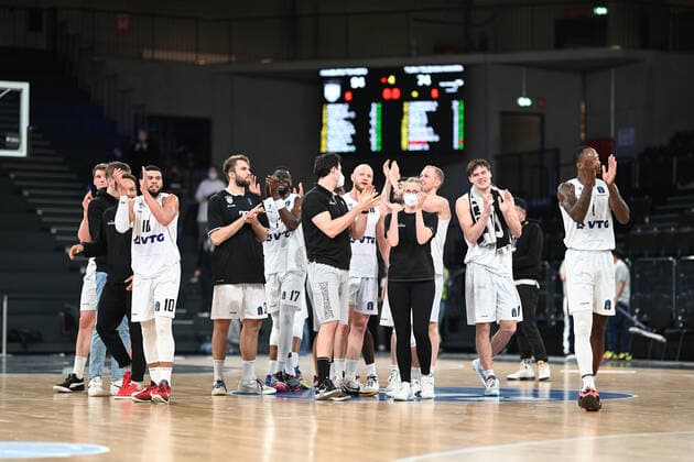 Basketball I Herren I Saison 2021-2022 I EuroCup I Gruppe A I Hamburg Towers - Turk Telekom Ankara I 11.01.2022 Zufriedene Gesichter nach dem Spiel, Jubel nach dem Sieg, Sieg Hamburg Towers gegen Turk Telekom Ankara Hamburg-Wilhelmsburg edel-optics.de Arena Hamburg Deutschland Copyright: xLobeca Schlikisx