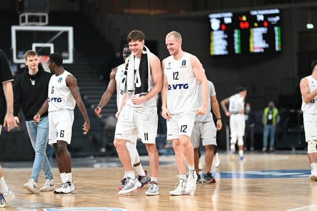 Basketball I Herren I Saison 2021-2022 I EuroCup I Gruppe A I Hamburg Towers - Turk Telekom Ankara I 11.01.2022 Zufriedene Gesichter nach dem Spiel, Jubel nach dem Sieg, Sieg Hamburg Towers gegen Turk Telekom Ankara Hamburg-Wilhelmsburg edel-optics.de Arena Hamburg Deutschland Copyright: xLobeca Schlikisx