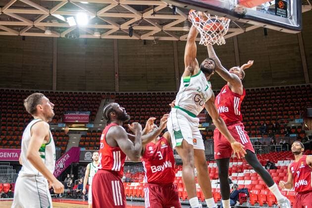 Othello Hunter 8 (FC Bayern), K. Rivers 3 (FC Bayern), Josh Nebo 7 (Zalgiris Kaunas), Thomas Deshaun 1 (FC Bayern), FC Bayern Basketball vs. Zalgiris Kaunas, Euroleague, 11.01.2022 Muenchen Bayern Deutschland