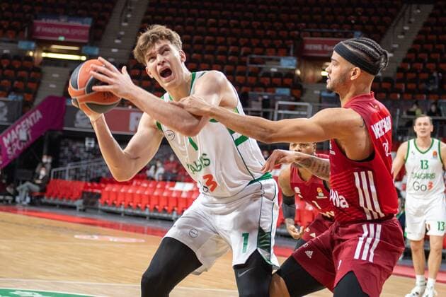 Marek Blazevic 1 (Zalgiris Kaunas), Nick Weiler-Babb 0 (FC Bayern), FC Bayern Basketball vs. Zalgiris Kaunas, Euroleague, 11.01.2022 Muenchen Bayern Deutschland