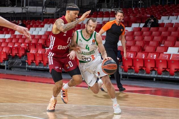 Nick Weiler-Babb 0 (FC Bayern), Lukas Lekavicius 4 (Zalgiris Kaunas), FC Bayern Basketball vs. Zalgiris Kaunas, Euroleague, 11.01.2022 Muenchen Bayern Deutschland