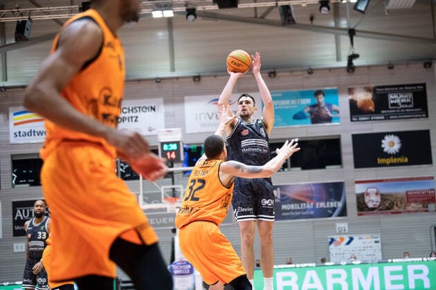 BARMER 2. Basketball Bundesliga Saison 2021 2022 Spieltag 18 am 11.01.22 Medipolis SC Jena vs wiha Panthers Schwenningen v.re. Alexander Herrera (Jena) beim Wurf gegen Waverly Austin (Schwenningen) Sparkassen Arena