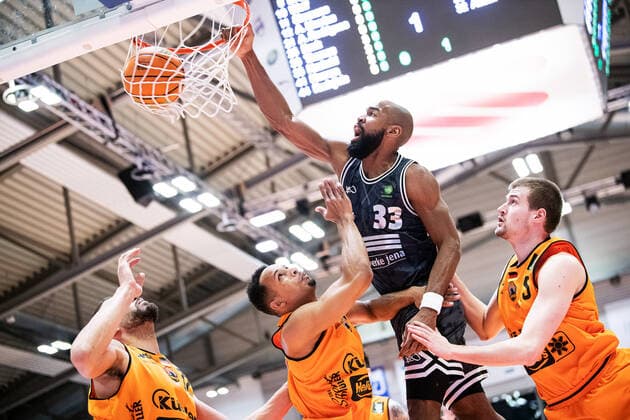 Sport Bilder des Tages BARMER 2. Basketball Bundesliga Saison 2021 2022 Spieltag 18 am 11.01.22 Medipolis SC Jena vs wiha Panthers Schwenningen Mitte: Brandon Thomas (Jena) dunkt den Ball gegen drei schwenninger Gegenspieler in den Korb Sparkassen Arena