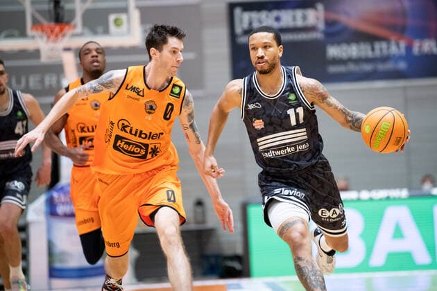 BARMER 2. Basketball Bundesliga Saison 2021 2022 Spieltag 18 am 11.01.22 Medipolis SC Jena vs wiha Panthers Schwenningen v.re. Rayshawn Simmons (Jena) am Ball gegen Grant Sitton (Schwenningen) Sparkassen Arena