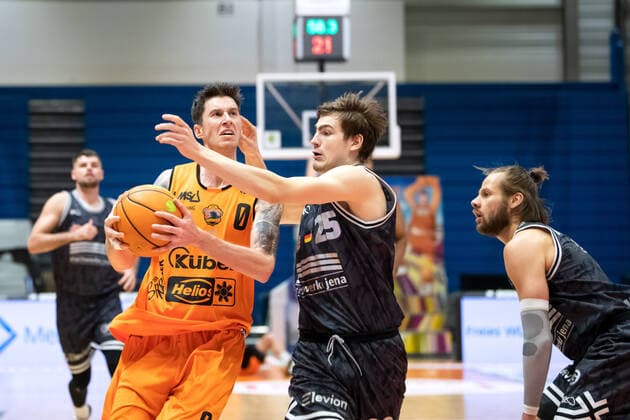BARMER 2. Basketball Bundesliga Saison 2021 2022 Spieltag 18 am 11.01.22 Medipolis SC Jena vs wiha Panthers Schwenningen v.li. Grant Sitton (Schwenningen) am Ball gegen Lorenz Bank (Jena) Sparkassen Arena