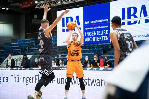 BARMER 2. Basketball Bundesliga Saison 2021 2022 Spieltag 18 am 11.01.22 Medipolis SC Jena vs wiha Panthers Schwenningen Mitte: Leon Hoppe (Schwenningen) beim Wurf gegen links Julius Wolf (Jena) Sparkassen Arena