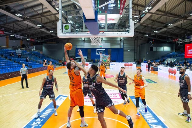 BARMER 2. Basketball Bundesliga Saison 2021 2022 Spieltag 18 am 11.01.22 Medipolis SC Jena vs wiha Panthers Schwenningen v.li. Waverly Austin (Schwenningen) beim Korbleger gegen Rafael Alberton (Jena) Sparkassen Arena