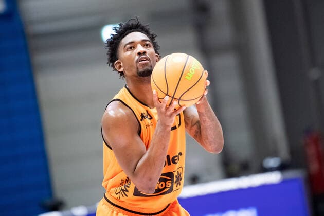 BARMER 2. Basketball Bundesliga Saison 2021 2022 Spieltag 18 am 11.01.22 Medipolis SC Jena vs wiha Panthers Schwenningen Raiquan Kelvin Clark (Schwenningen) beim Freiwurf, Portrait Sparkassen Arena