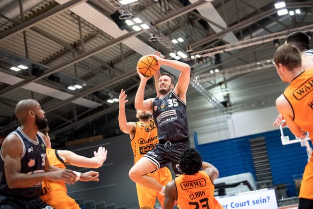 BARMER 2. Basketball Bundesliga Saison 2021 2022 Spieltag 18 am 11.01.22 Medipolis SC Jena vs wiha Panthers Schwenningen Mitte: Stephan Haukohl (Jena) beim schweren Wurf gegen Waverly Austin (Schwenningen) Sparkassen Arena
