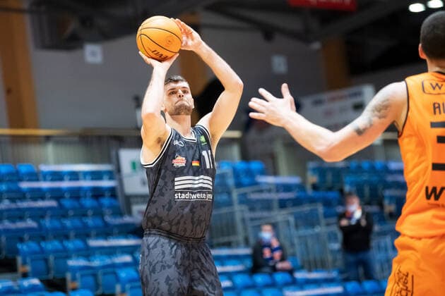 BARMER 2. Basketball Bundesliga Saison 2021 2022 Spieltag 18 am 11.01.22 Medipolis SC Jena vs wiha Panthers Schwenningen Julius Wolf (Jena) in seinem 250. Spiel für Jena mit dem Wurf Sparkassen Arena