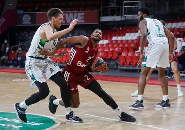 11.01.2022, Basketball Euroleague, FC Bayern vs Zalgiris Kaunas, Audi Dome Muenchen, im Bild: Mantas Kalnietis (Kaunas) vs Corey Walden (FCB Basketball)