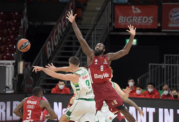 11.01.2022, xemx, Basketball Euroleague, FC Bayern Muenchen - Zalgiris Kaunas emspor, v.l. Mantas Kalnietis (Zalgiris Kaunas), Othello Hunter (FC Bayern Basketball) Muenchen