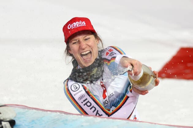 Bilder des Jahres 2022, Sport 01 Januar Sport Themen der Woche KW02 Sport Bilder des Tages ALPINE SKIING - FIS WC Schladming SCHLADMING,AUSTRIA,11.JAN.22 - ALPINE SKIING - FIS World Cup, slalom, ladies. Image shows the rejoicing of Lena Duerr (GER). Keywords: champagne shower.  GEPAxpictures xHaraldxSteiner