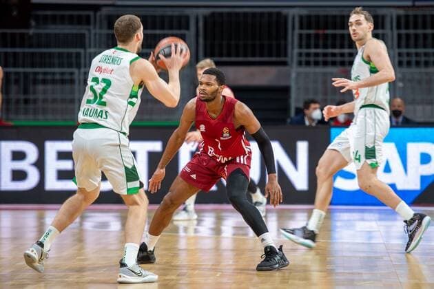 Janis Strelnieks 32 (Zalgiris Kaunas), Corey Walden 2 (FC Bayern), FC Bayern Basketball vs. Zalgiris Kaunas, Euroleague, 11.01.2022 Muenchen Bayern Deutschland