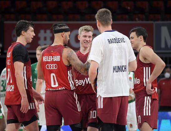 11.01.2022, xemx, Basketball Euroleague, FC Bayern Muenchen - Zalgiris Kaunas emspor, v.l. Mannschaft, Spieler, jubeln nach Spielende, celebrate at the end of the match Muenchen