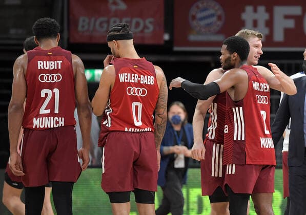 11.01.2022, xemx, Basketball Euroleague, FC Bayern Muenchen - Zalgiris Kaunas emspor, v.l. Mannschaft, Spieler, jubeln nach Spielende, celebrate at the end of the match Muenchen