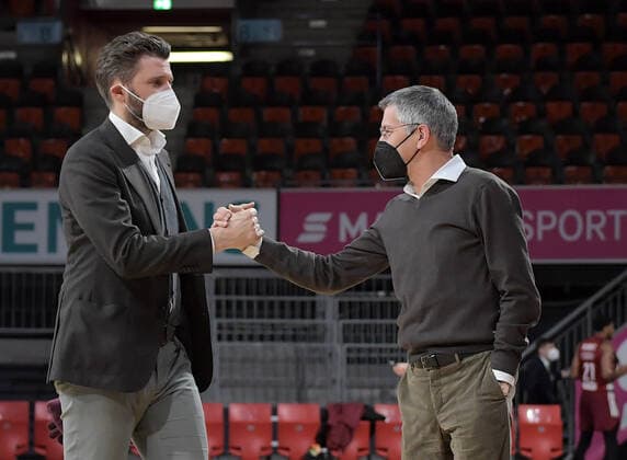 11.01.2022, xemx, Basketball Euroleague, FC Bayern Muenchen - Zalgiris Kaunas emspor, v.l. Geschaeftsfuehrer Marco Pesic (FC Bayern Basketball), Praesident Herbert Hainer (FC Bayern Muenchen) Muenchen