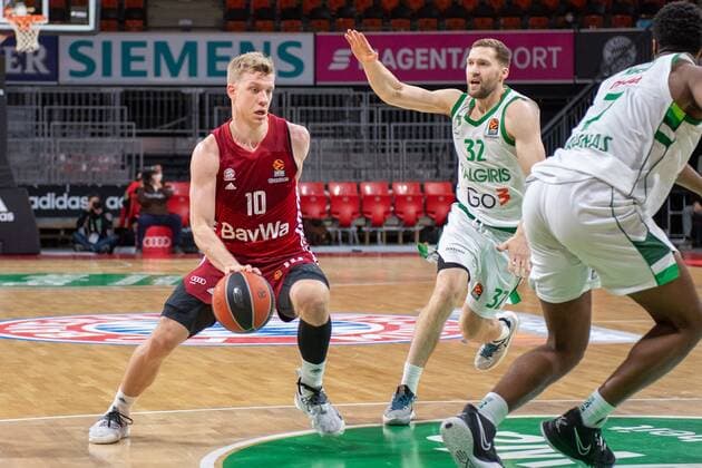 Ognjen Jaramaz 10 (FC Bayern), Janis Strelnieks 32 (Zalgiris Kaunas), FC Bayern Basketball vs. Zalgiris Kaunas, Euroleague, 11.01.2022 Muenchen Bayern Deutschland