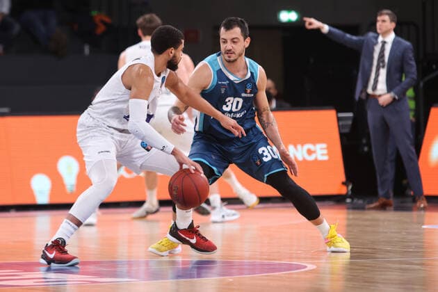 Basketball: EuroCup, Hamburg Towers - Türk Telekom Ankara, Hamburg, 11.01.2022 Ray McCallum (Towers, l.) - Dorukhan Engindeniz (Ankara) Hamburg Germany