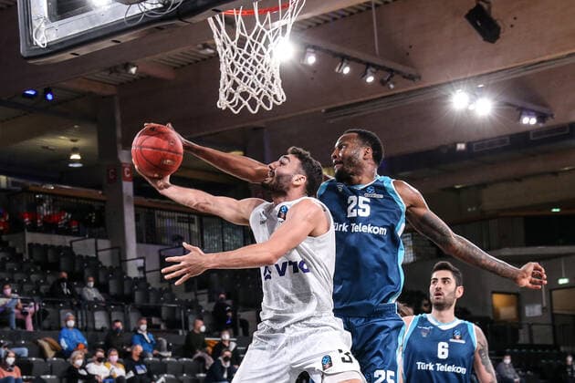 Basketball: EuroCup, Hamburg Towers - Türk Telekom Ankara, Hamburg, 11.01.2022 Maximilian Di Leo (Towers, l.) - Jajuan Johnson (Ankara) Hamburg Germany