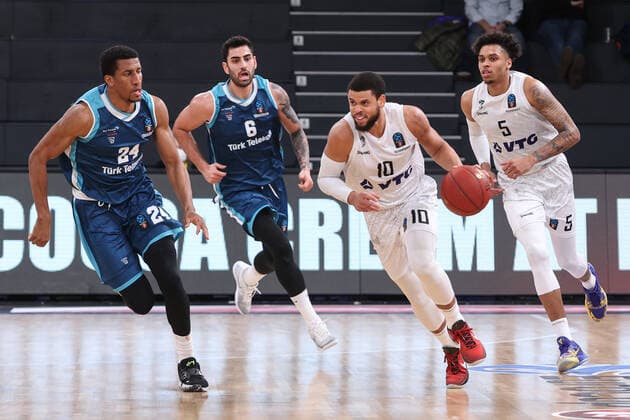 Basketball: EuroCup, Hamburg Towers - Türk Telekom Ankara, Hamburg, 11.01.2022 Aubrey Dawkins (Ankara, l.) - Ray McCallum (Towers) Hamburg Germany