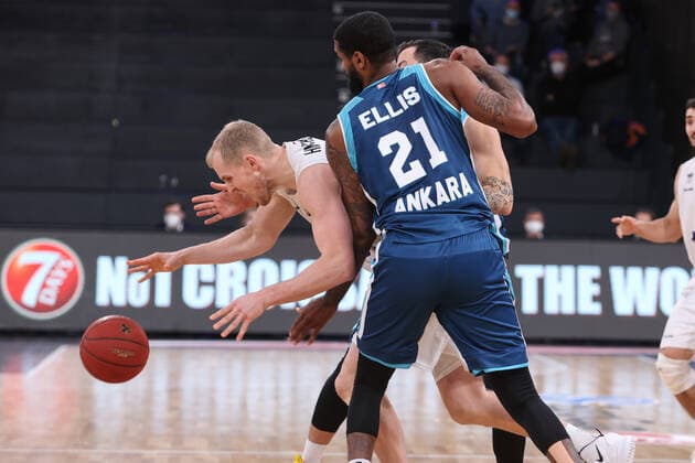 Basketball: EuroCup, Hamburg Towers - Türk Telekom Ankara, Hamburg, 11.01.2022 Seth Hinrichs (Towers, l.) - Octavius Ellis (Ankara) Hamburg Germany