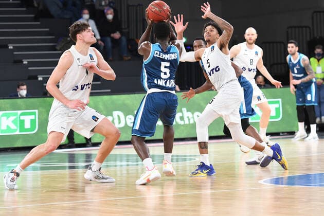Basketball I Herren I Saison 2021-2022 I Eurocup I 9. Spieltag I Hamburg Towers - TURK TELEKOM ANKARA I 11.01.2022 Anthony Clemmons (5, TURK TELEKOM ANKARA), Caleb Homesley ( 5, Shooting Guard, Hamburg Towers) und Maik Kotsar ( 11, Center, Hamburg Towers) Hamburg edel-optics.de Arena Hamburg Deutschland Copyright: xLobeca Hannigx
