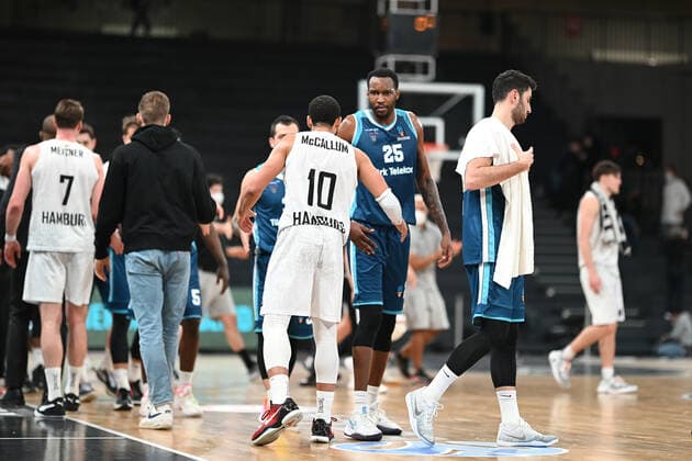 Basketball I Herren I Saison 2021-2022 I EuroCup I Gruppe A I Hamburg Towers - Turk Telekom Ankara I 11.01.2022 Zufriedene Gesichter nach dem Spiel, Jubel nach dem Sieg, Sieg Hamburg Towers gegen Turk Telekom Ankara, Enttäuschung, Enttäuschte Spieler von Turk Telekom Ankara Hamburg-Wilhelmsburg edel-optics.de Arena Hamburg Deutschland Copyright: xLobeca Schlikisx