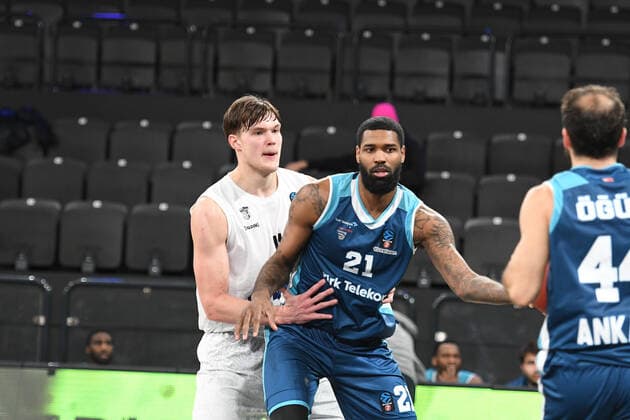 Basketball I Herren I Saison 2021-2022 I Eurocup I 9. Spieltag I Hamburg Towers - TURK TELEKOM ANKARA I 11.01.2022 Maik Kotsar ( 11, Center, Hamburg Towers) gegen Octavius Ellis (21, TURK TELEKOM ANKARA) Hamburg edel-optics.de Arena Hamburg Deutschland Copyright: xLobeca Hannigx
