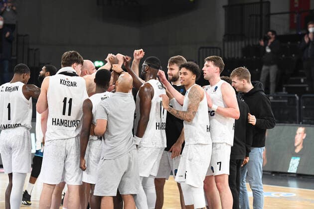 Basketball I Herren I Saison 2021-2022 I Eurocup I 9. Spieltag I Hamburg Towers - TURK TELEKOM ANKARA I 11.01.2022 Die Hamburg Towers jubeln Hamburg edel-optics.de Arena Hamburg Deutschland Copyright: xLobeca Hannigx