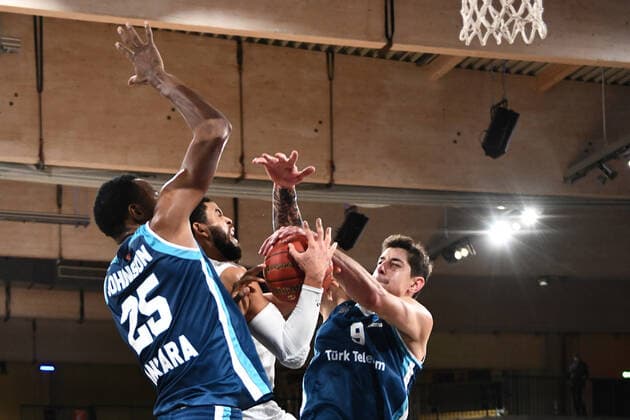 Basketball I Herren I Saison 2021-2022 I Eurocup I 9. Spieltag I Hamburg Towers - TURK TELEKOM ANKARA I 11.01.2022 Jajuan Johnson (25, TURK TELEKOM ANKARA) unter dem Korb mit Ray McCallum ( 10, Point Guard, Hamburg Towers) und (8, TURK TELEKOM ANKARA) Hamburg edel-optics.de Arena Hamburg Deutschland Copyright: xLobeca Hannigx