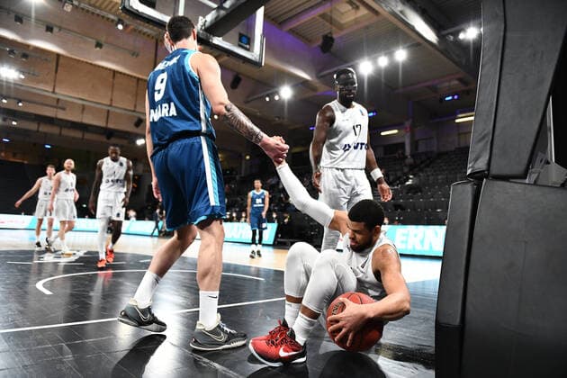 Basketball I Herren I Saison 2021-2022 I Eurocup I 9. Spieltag I Hamburg Towers - TURK TELEKOM ANKARA I 11.01.2022 Samet Geyik (9, TURK TELEKOM ANKARA) hilt Ray McCallum ( 10, Point Guard, Hamburg Towers) Hamburg edel-optics.de Arena Hamburg Deutschland Copyright: xLobeca Hannigx