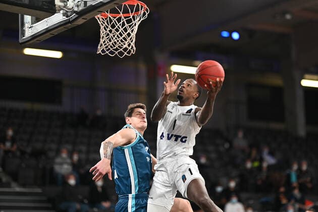 Basketball I Herren I Saison 2021-2022 I EuroCup I Gruppe A I Hamburg Towers - Turk Telekom Ankara I 11.01.2022 Zach Brown (1, Hamburg Towers) legt den Ball in den Korb Hamburg-Wilhelmsburg edel-optics.de Arena Hamburg Deutschland Copyright: xLobeca Schlikisx