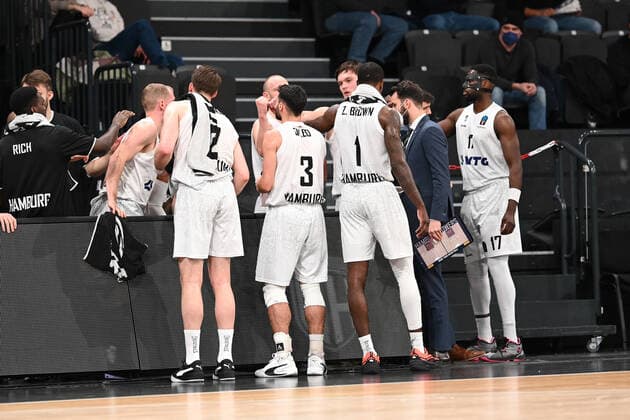 Basketball I Herren I Saison 2021-2022 I EuroCup I Gruppe A I Hamburg Towers - Turk Telekom Ankara I 11.01.2022 Hamburg Towers besprechen sich Hamburg-Wilhelmsburg edel-optics.de Arena Hamburg Deutschland Copyright: xLobeca Schlikisx