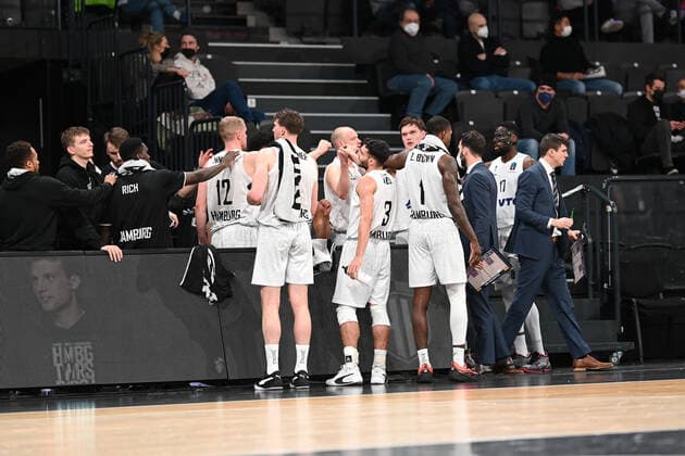 Basketball I Herren I Saison 2021-2022 I EuroCup I Gruppe A I Hamburg Towers - Turk Telekom Ankara I 11.01.2022 Hamburg Towers besprechen sich Hamburg-Wilhelmsburg edel-optics.de Arena Hamburg Deutschland Copyright: xLobeca Schlikisx