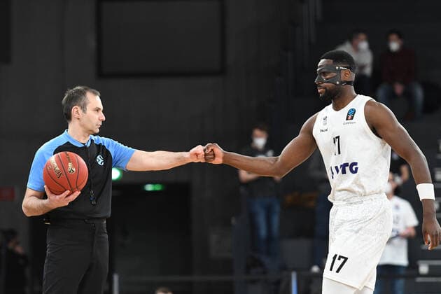 Sport Bilder des Tages Basketball I Herren I Saison 2021-2022 I Eurocup I 9. Spieltag I Hamburg Towers - TURK TELEKOM ANKARA I 11.01.2022 Schiedsrichter und Eddy Edigin ( 17, Center, Hamburg Towers) Hamburg edel-optics.de Arena Hamburg Deutschland Copyright: xLobeca Hannigx