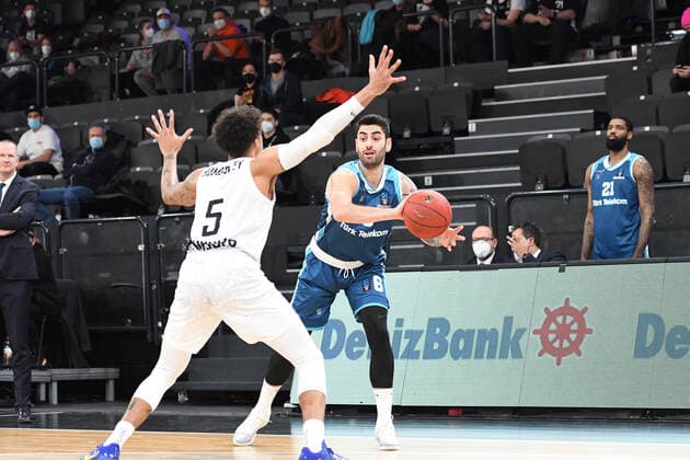 Basketball I Herren I Saison 2021-2022 I Eurocup I 9. Spieltag I Hamburg Towers - TURK TELEKOM ANKARA I 11.01.2022 Erdi Gulaslan (6, TURK TELEKOM ANKARA) gegen Caleb Homesley ( 5, Shooting Guard, Hamburg Towers) Hamburg edel-optics.de Arena Hamburg Deutschland Copyright: xLobeca Hannigx