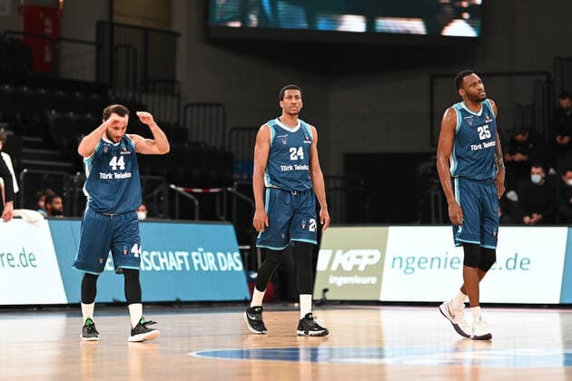 Basketball I Herren I Saison 2021-2022 I EuroCup I Gruppe A I Hamburg Towers - Turk Telekom Ankara I 11.01.2022 Can Ogut (44, Turk Telekom Ankara), Aubrey Dawkins (24, Turk Telekom Ankara) und Jajuan Johnson (25, Turk Telekom Ankara) Hamburg-Wilhelmsburg edel-optics.de Arena Hamburg Deutschland Copyright: xLobeca Schlikisx