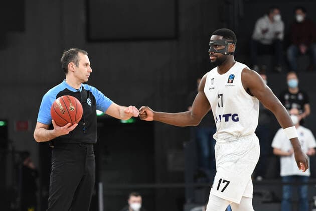 Basketball I Herren I Saison 2021-2022 I Eurocup I 9. Spieltag I Hamburg Towers - TURK TELEKOM ANKARA I 11.01.2022 Eddy Edigin ( 17, Center, Hamburg Towers) begrüßt den Schiedsrichter Hamburg edel-optics.de Arena Hamburg Deutschland Copyright: xLobeca Hannigx