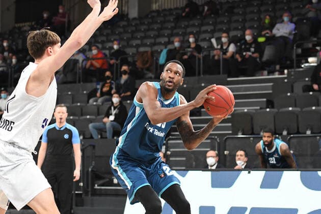 Basketball I Herren I Saison 2021-2022 I Eurocup I 9. Spieltag I Hamburg Towers - TURK TELEKOM ANKARA I 11.01.2022 Maik Kotsar ( 11, Center, Hamburg Towers) gegen Jajuan Johnson (25, TURK TELEKOM ANKARA) Hamburg edel-optics.de Arena Hamburg Deutschland Copyright: xLobeca Hannigx