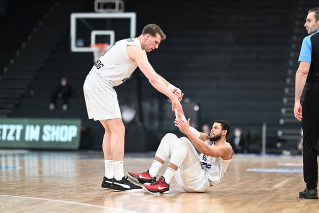 Basketball I Herren I Saison 2021-2022 I EuroCup I Gruppe A I Hamburg Towers - Turk Telekom Ankara I 11.01.2022 Lukas Meisner (7, Hamburg Towers) hilft Ray McCallum (10, Hamburg Towers) auf Hamburg-Wilhelmsburg edel-optics.de Arena Hamburg Deutschland Copyright: xLobeca Schlikisx