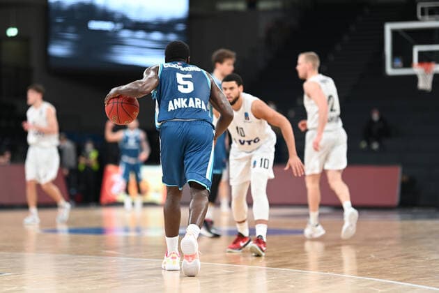 Basketball I Herren I Saison 2021-2022 I EuroCup I Gruppe A I Hamburg Towers - Turk Telekom Ankara I 11.01.2022 Anthony Clemmons (5, Turk Telekom Ankara) dribbelt auf Ray McCallum (10, Hamburg Towers) zu Hamburg-Wilhelmsburg edel-optics.de Arena Hamburg Deutschland Copyright: xLobeca Schlikisx