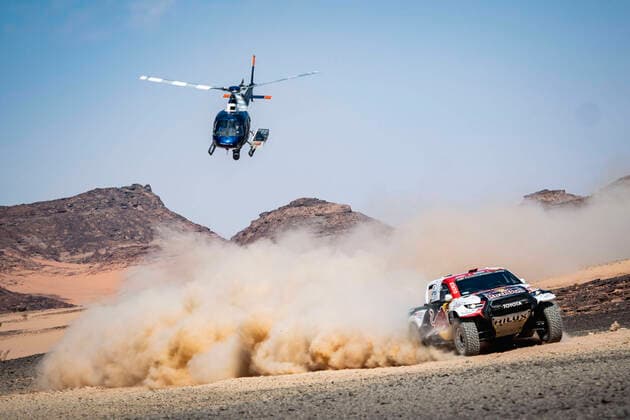 Bilder des Jahres 2022, Sport 01 Januar Sport Themen der Woche KW02 Sport Bilder des Tages January 11, 2022, Wadi Ad Dawasir, Saudi Arabia: A helicopter follows NASSER AL-ATTIYAH (QAT) of Toyota Gazoo Racing races during stage 9 of Rally Dakar2022 around Wadi Ad Dawasir. Wadi Ad Dawasir Saudi Arabia - ZUMAz03_ 20220111_slz_z03_863 Copyright: xRedxBullxMediax