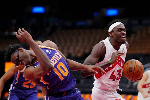 January 11, 2022, Toronto, ON, CANADA: Toronto Raptors forward Pascal Siakam (43) fouls Phoenix Suns forward Jalen Smith (10) during second half NBA, Basketball Herren, USA basketball action in Toronto on Tuesday, January 11, 2022. Canada News - January 11, 2022  - ZUMAc35_ 20220111_zaf_c35_059 Copyright: xFrankxGunnx