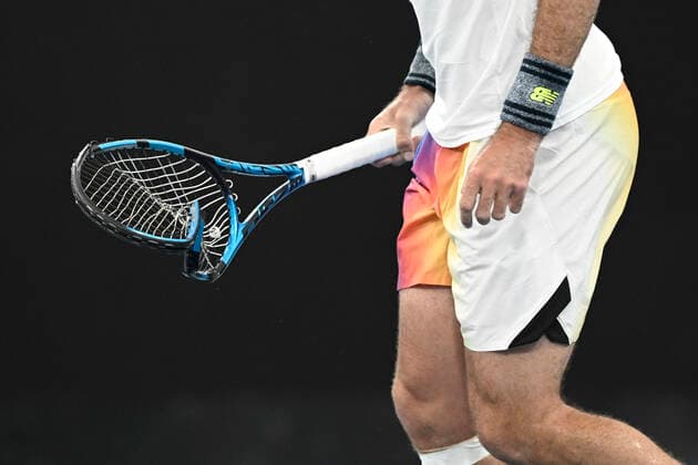 Sport Bilder des Tages 12th January 2022: Ken Rosewall Arena, Sydney Olympic Park, Sydney, Australia; Sydney Tennis Classic, Day 4: Jordan Thompson of Australia smashes his racquet after losing a critical point in his match against Reilly Opelka of USA  ActionPlus12355654 NigelxOwen