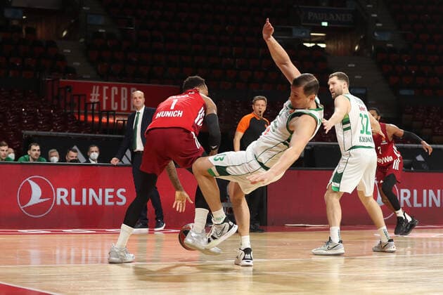 Deshaun Thomas (Bayern Basketball, 1) bringt Paulius Jankunas (BC Zalgiris Kaunas, 13) zu Fall GER, FC Bayern Basketball vs. BC Zalgiris Kaunas, Basketball, EuroLeague, Saison 2021 2022, 11.01.2022, GER, FC Bayern Basketball vs. BC Zalgiris Kaunas, Basketball, EuroLeague, Saison 2021 2022, 11.01.2022, Muenchen Copyright: xEIBNER MarcelxEngelbrechtx EP_EER