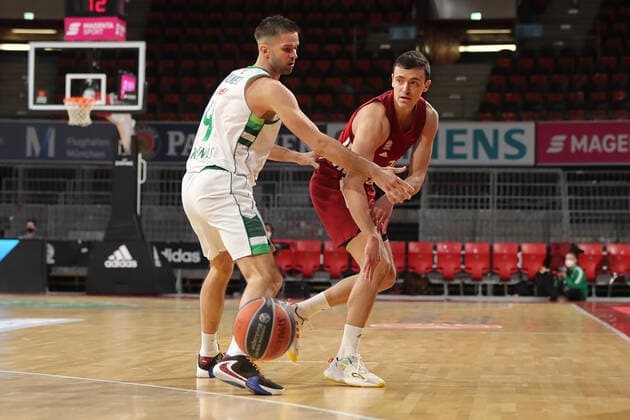 Mantas Kalnietis (BC Zalgiris Kaunas, 9) und Zan Mark Sisko (Bayern Basketball, 31) GER, FC Bayern Basketball vs. BC Zalgiris Kaunas, Basketball, EuroLeague, Saison 2021 2022, 11.01.2022, GER, FC Bayern Basketball vs. BC Zalgiris Kaunas, Basketball, EuroLeague, Saison 2021 2022, 11.01.2022, Muenchen Copyright: xEIBNER MarcelxEngelbrechtx EP_EER
