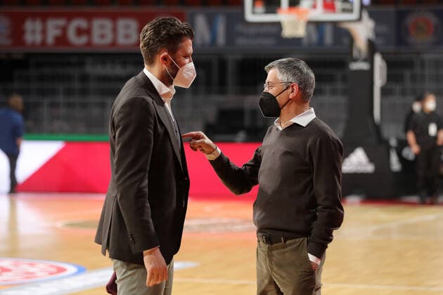Geschaeftsfuehrer Marko Pesic im Gespreach mit Praesident Herbert Hainer. GER, FC Bayern Basketball vs. BC Zalgiris Kaunas, Basketball, EuroLeague, Saison 2021 2022, 11.01.2022, GER, FC Bayern Basketball vs. BC Zalgiris Kaunas, Basketball, EuroLeague, Saison 2021 2022, 11.01.2022, Muenchen Copyright: xEIBNER MarcelxEngelbrechtx EP_EER